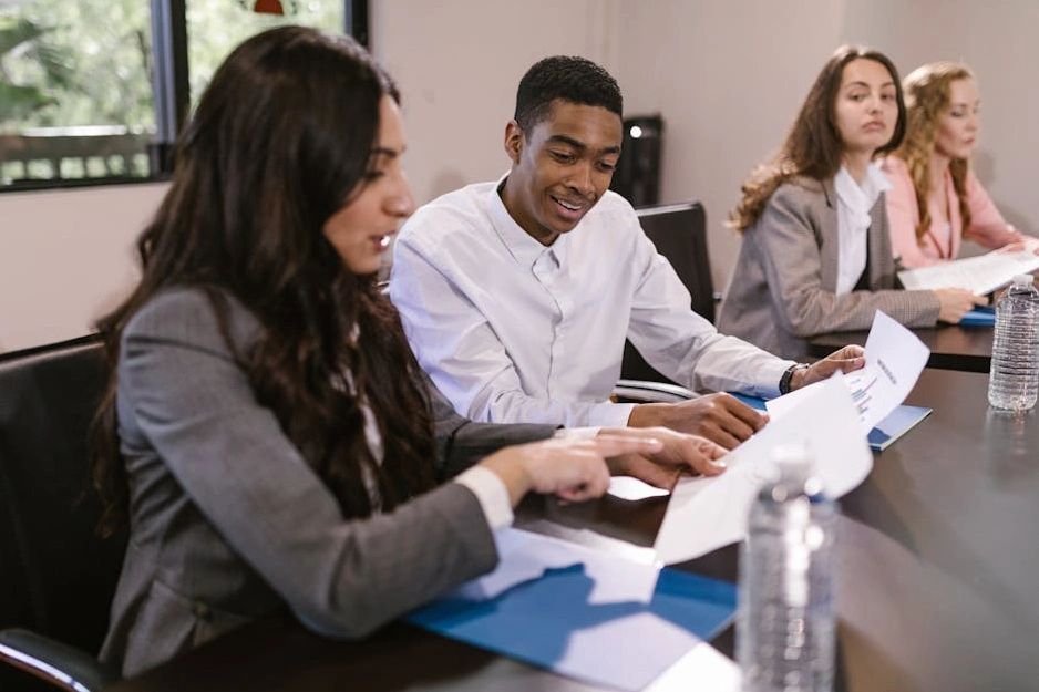 Equipo de profesionales colaborando en una oficina moderna y luminosa.