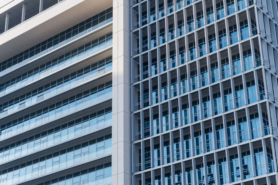Fachada de un edificio de oficinas moderno y acristalado.